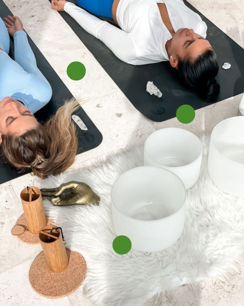 Liggend genieten van de geluiden van sjamanistische klankhealing